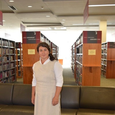 KATA LAŠTRO, ambasadorka zelene pismenosti in zelene kulture, pisateljica, kreativna zeliščarica, čebelarka brez čebel