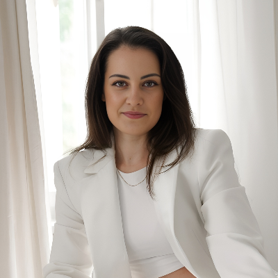 Tia Uršič, mag. posl. ved